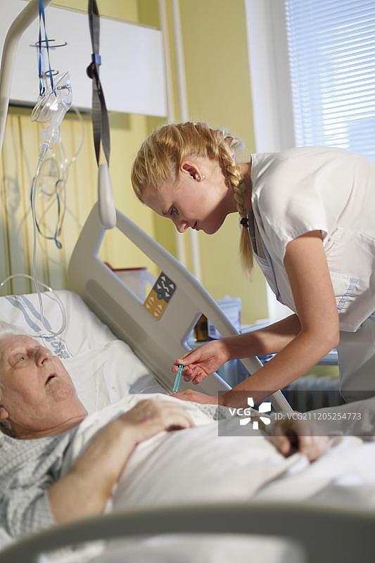 捷克医院：护士照顾病床上的病人图片素材