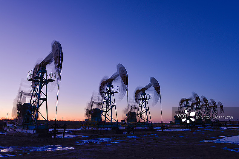 采油树夜景图片素材