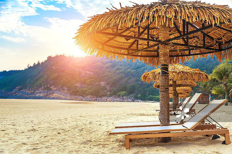沙滩上的休闲长椅图片素材