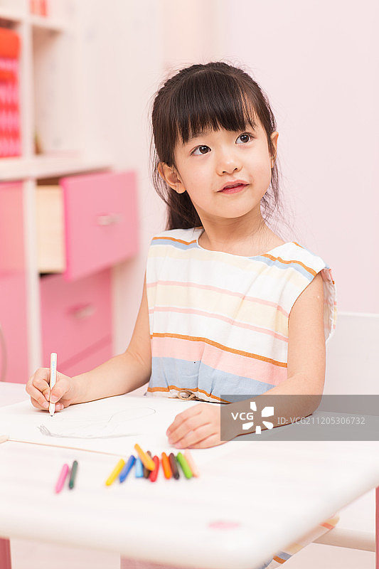 小女孩在画画图片素材