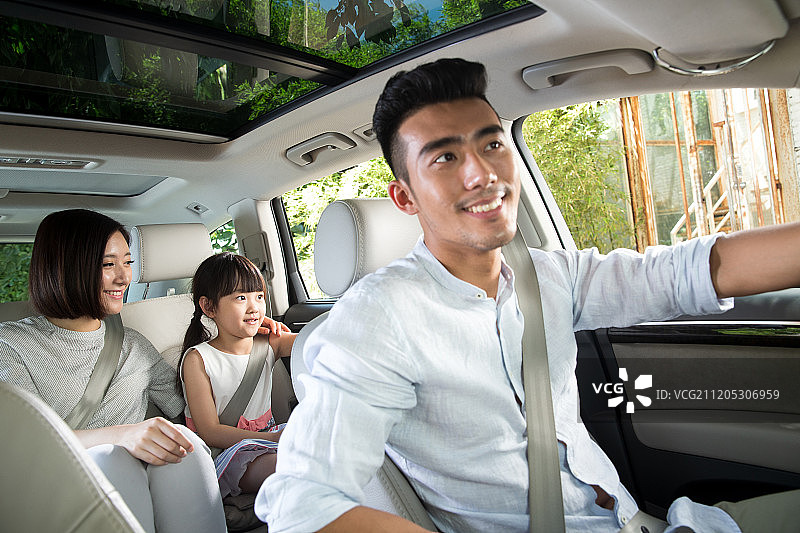 幸福的一家三口驾车出游图片素材