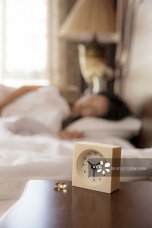 年轻女性在睡觉图片素材