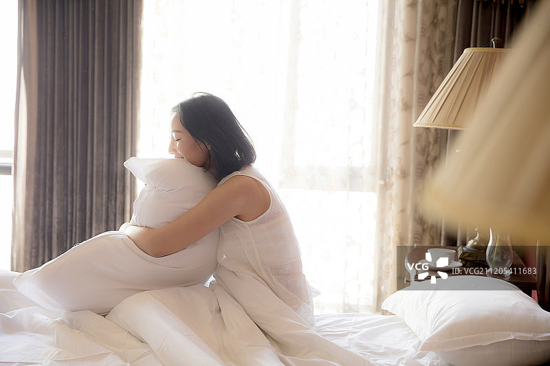 清晨起床的年轻女性图片素材