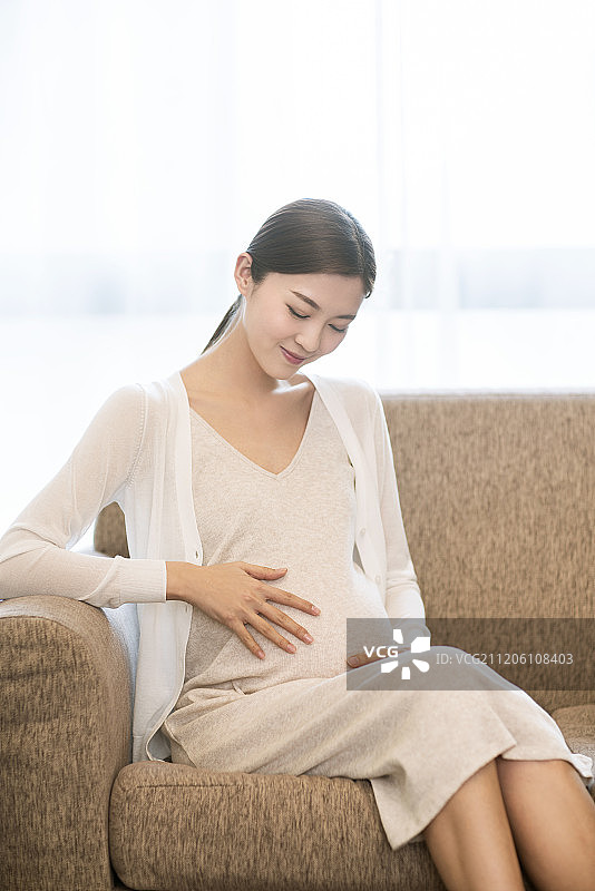年轻孕妇在家休息图片素材
