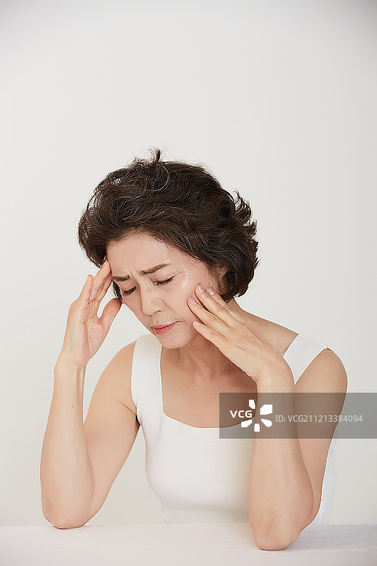 中年人，抗衰老，女性，更年期，健康状况，头痛图片素材