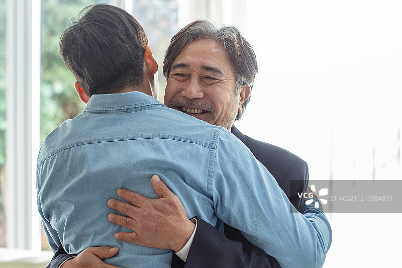 求职，儿子和父亲，新员工，再就业，拥抱图片素材