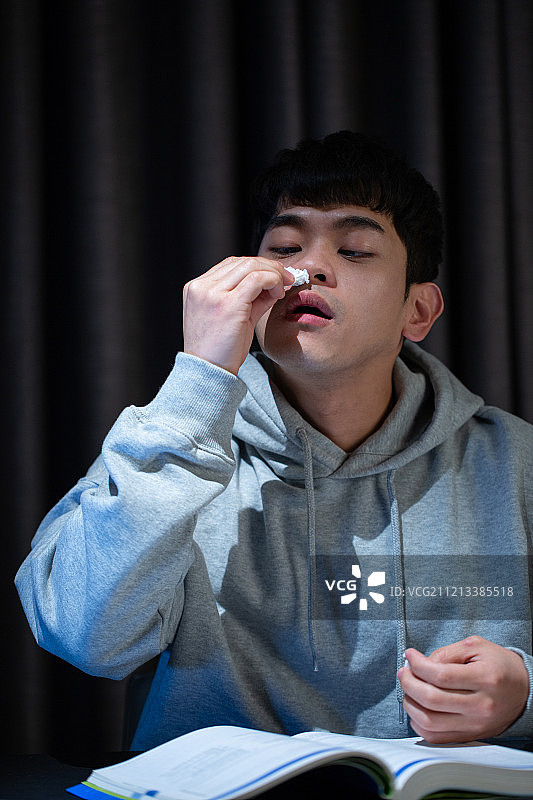 青年男性求职学习中流鼻血图片素材