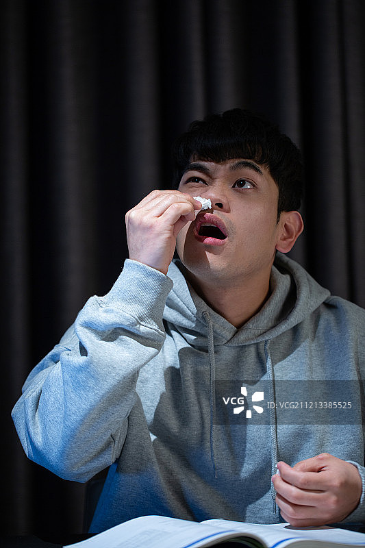 青年男性求职学习中流鼻血图片素材