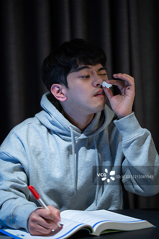 青年男性求职学习中流鼻血图片素材
