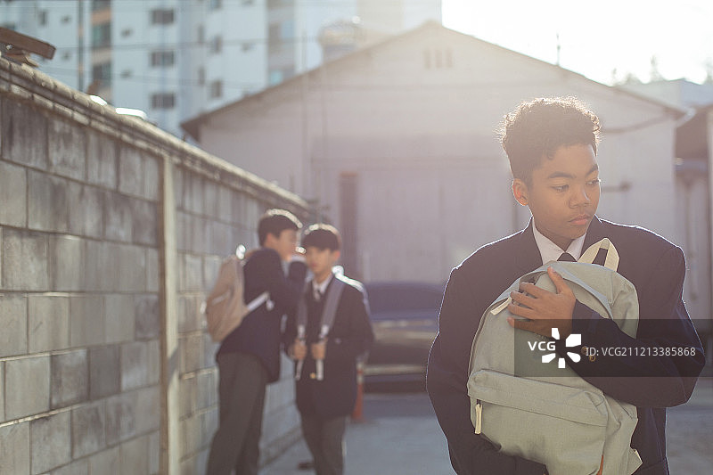 青少年男孩，中学生，校服，多元文化家庭，韩国人，霸凌，耳语，孤独，冲突图片素材