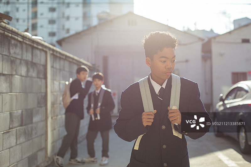 青少年男孩，中学生，校服，多元文化家庭，韩国人，霸凌，耳语，孤独，冲突图片素材