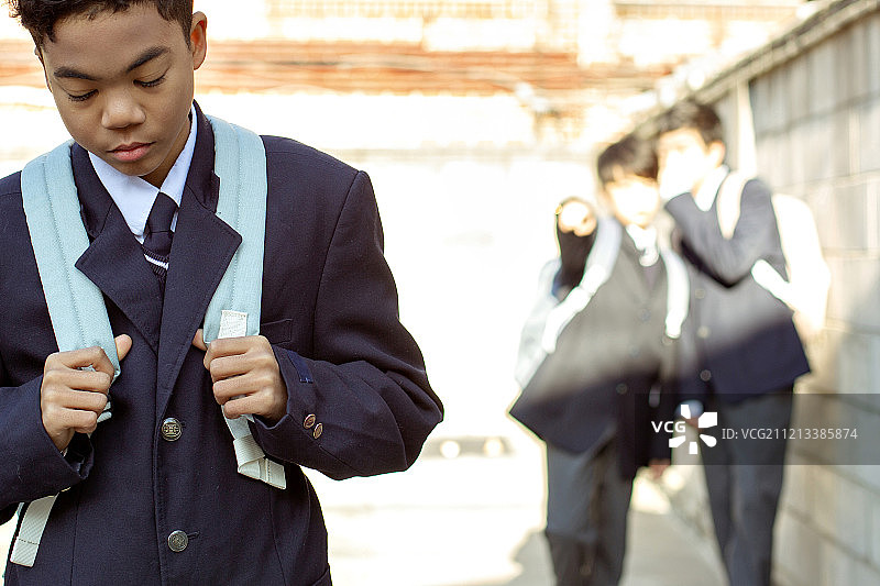 青少年男孩，中学生，校服，多元文化家庭，韩国人，霸凌，耳语，孤独，冲突图片素材