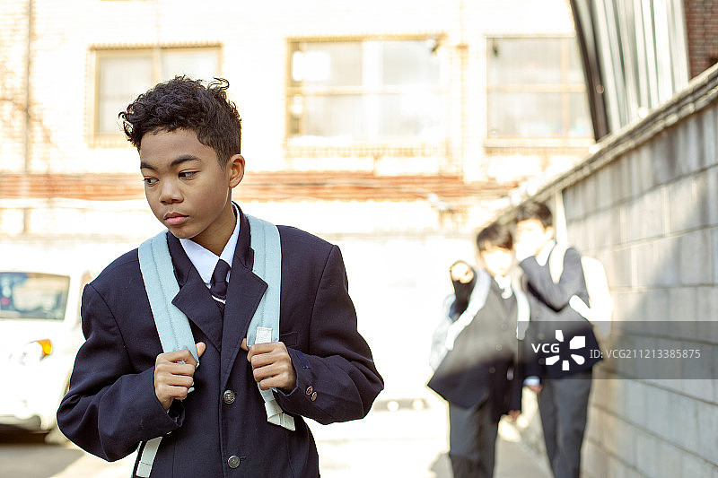 青少年男孩，中学生，校服，多元文化家庭，韩国人，霸凌，耳语，孤独，冲突图片素材