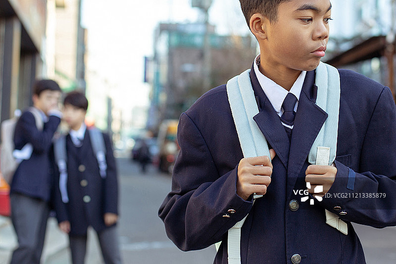 青少年男孩，中学生，校服，多元文化家庭，韩裔，欺凌，耳语，孤独，冲突，逃避图片素材