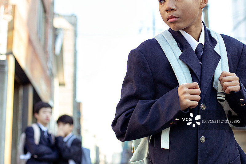 青少年男孩，中学生，校服，多元文化家庭，韩国人，霸凌，耳语，孤独，冲突图片素材