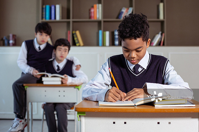 青少年男孩，中学生，校服，多元文化家庭，孤独，教室图片素材