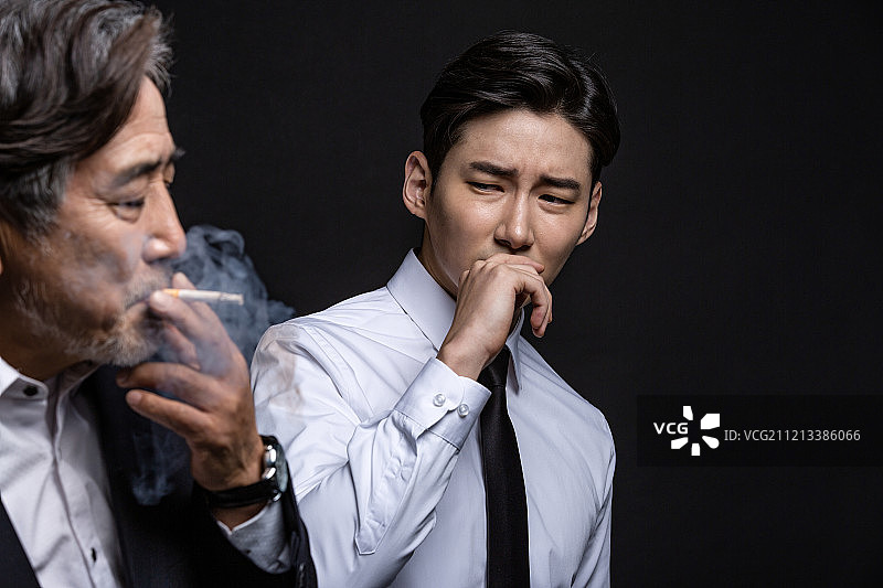 韩国老年男性吸烟二手烟场景图片素材