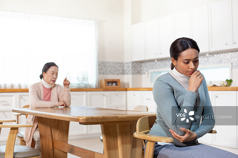 多元文化家庭，儿媳，沟通问题，不满，冲突图片素材