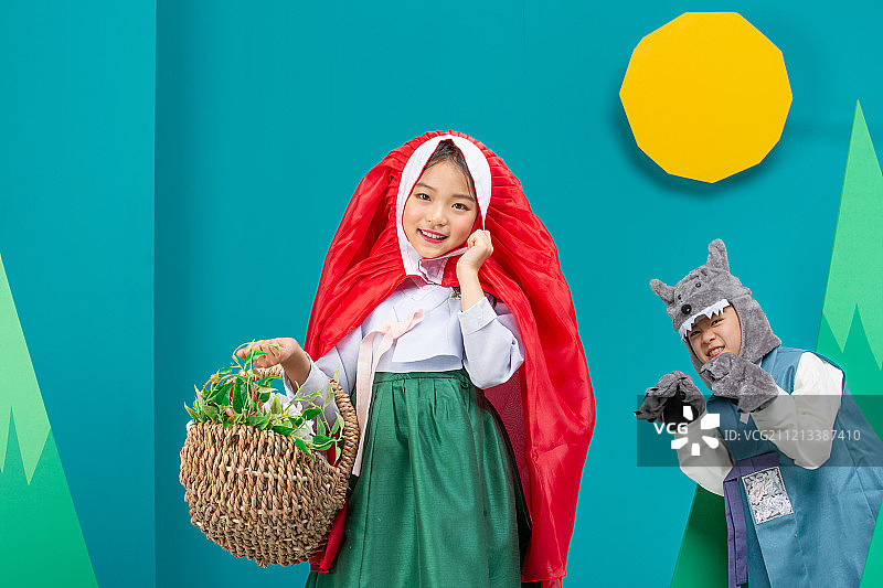 传统童话表演戏剧儿童韩服小红帽图片素材