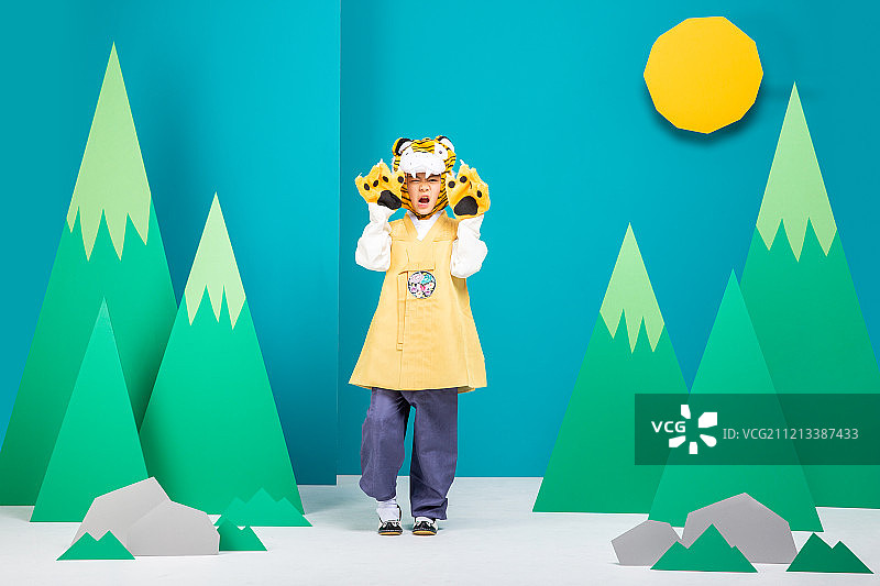 传统童话表演儿童韩服太阳月亮老虎服装图片素材