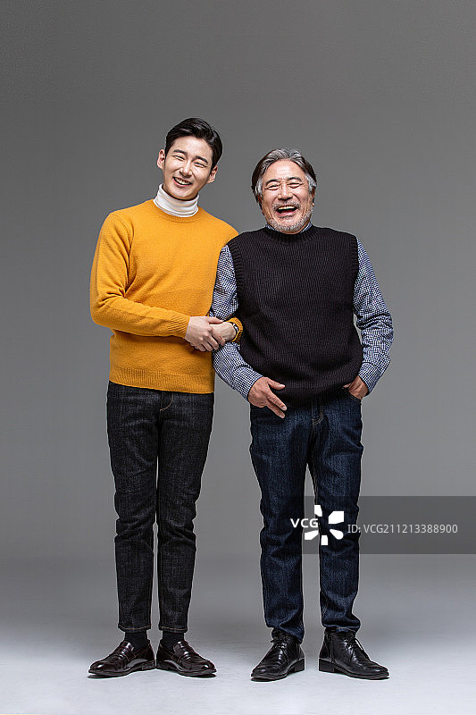 韩国父亲和儿子幸福的家庭微笑图片素材