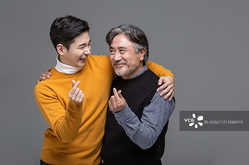 韩国爸爸和儿子脸上洋溢着笑容图片素材