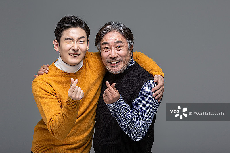 韩国爸爸和儿子脸上洋溢着笑容图片素材