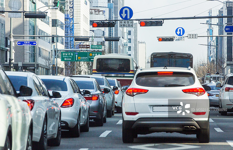 韩国首尔：汽车，驾驶，交通运输，道路，通勤，高峰时段，交通堵塞，城市，市中心，城市街道图片素材