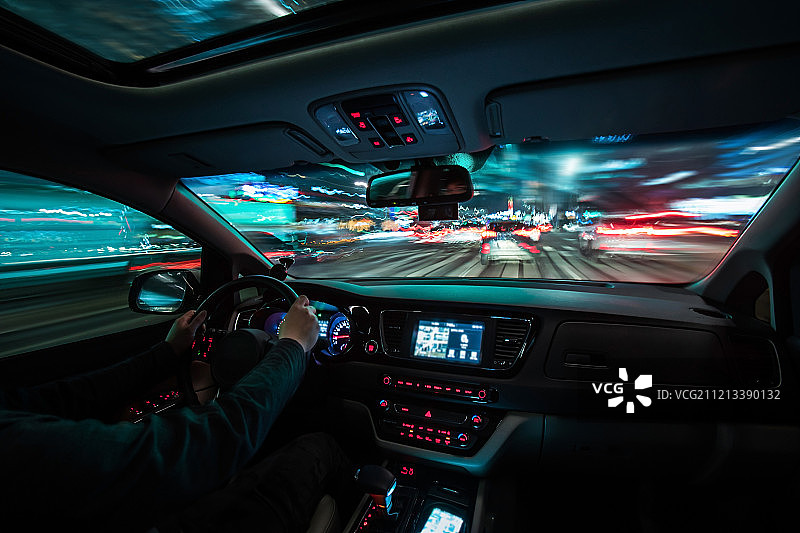 韩国首尔驾驶汽车交通道路速度运动夜晚城市市中心交通拥堵图片素材