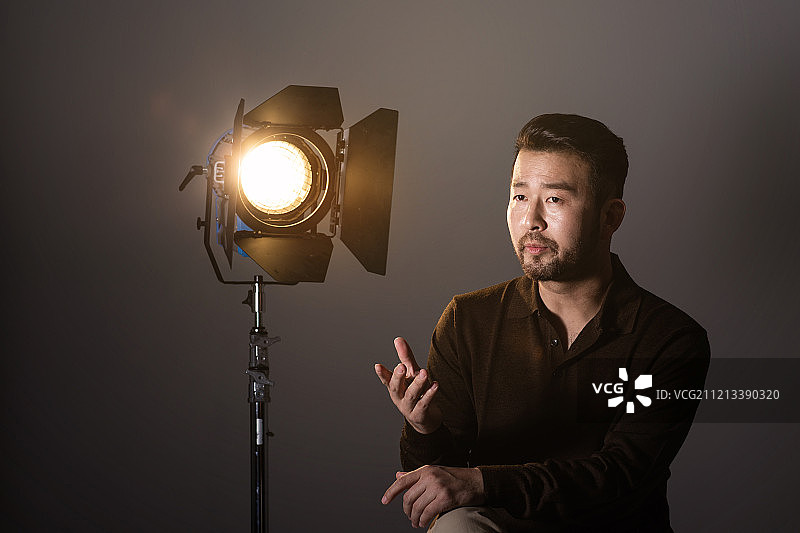 男人黑暗聚光灯采访图片素材