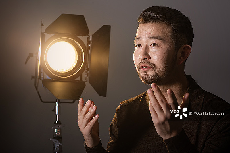 男人黑暗聚光灯采访图片素材