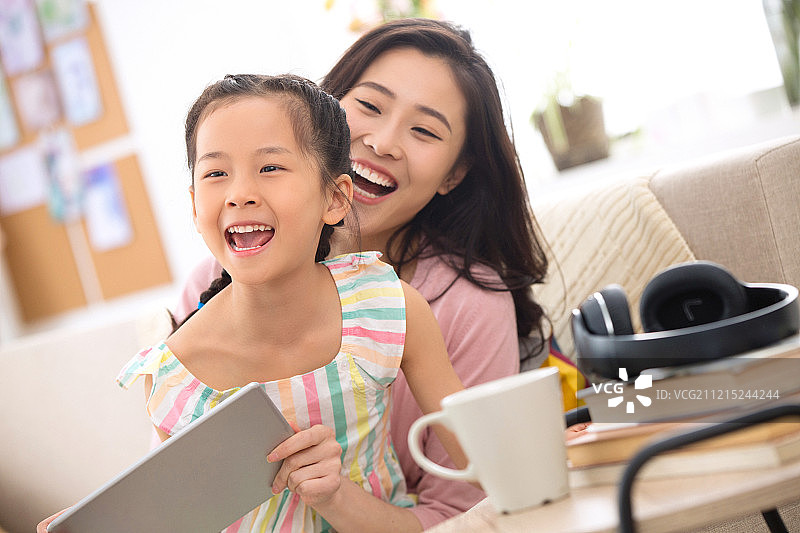 快乐母女在家玩耍图片素材