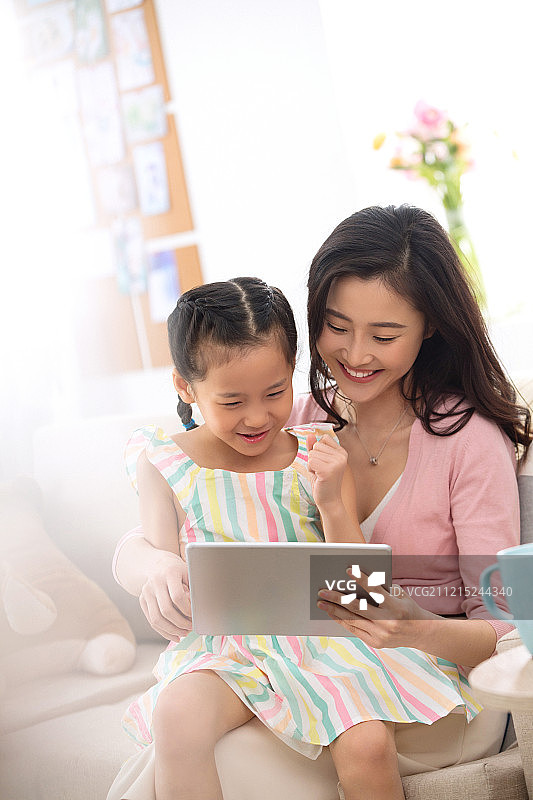 快乐母女在家看平板电脑图片素材
