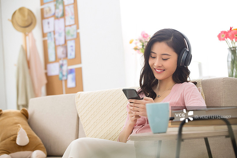 快乐的青年女人听音乐图片素材