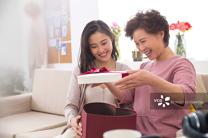 女儿给母亲送礼物图片素材