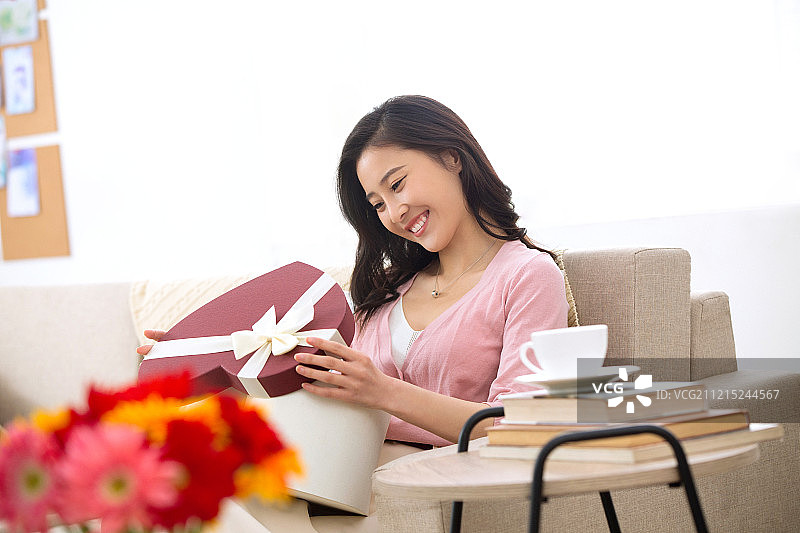 青年女人收到礼物图片素材