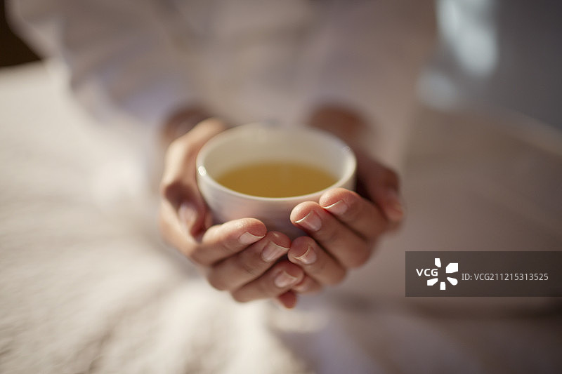 手捧热茶的女人特写图片素材