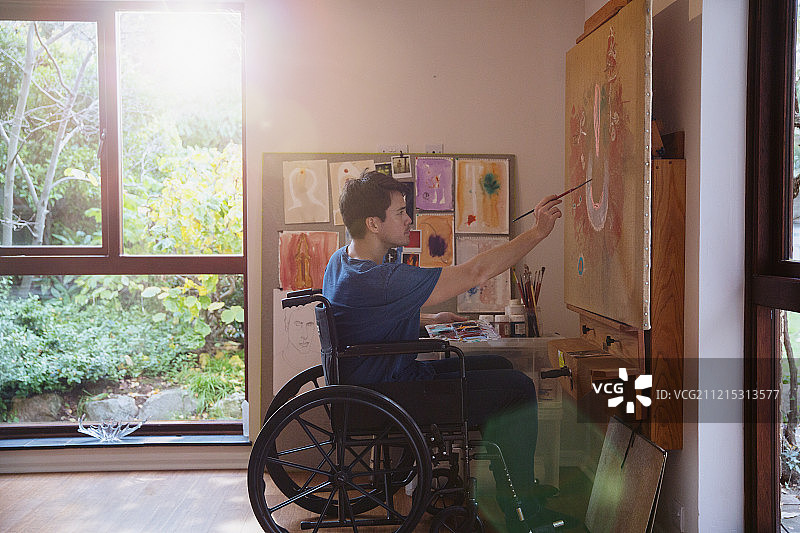 坐轮椅的男艺术家在画室绘画图片素材