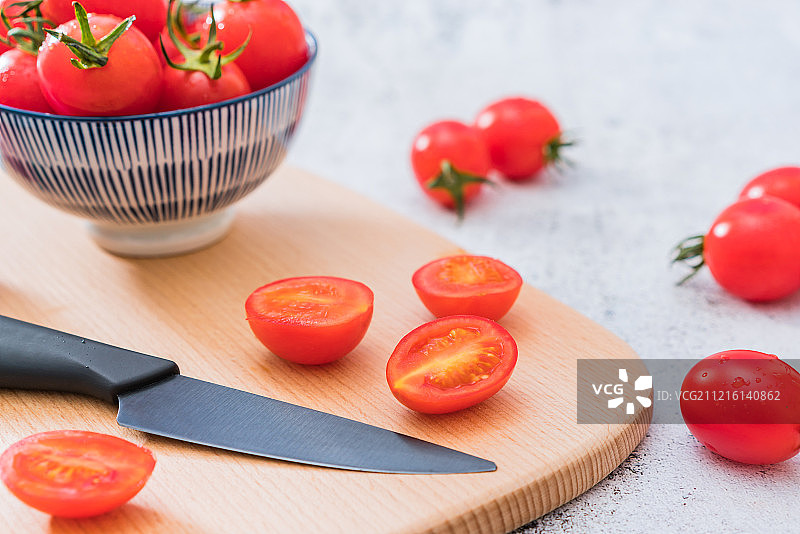 一碗新鲜的樱桃番茄和水果刀图片素材
