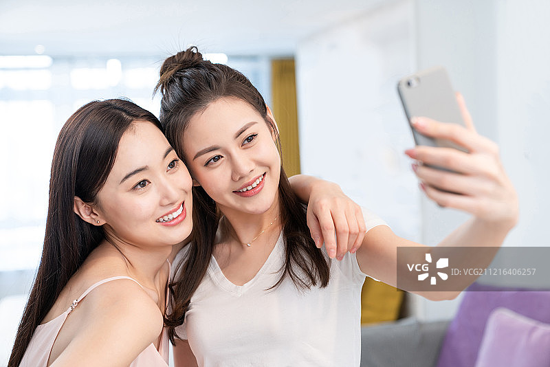 姐妹居家生活图片素材