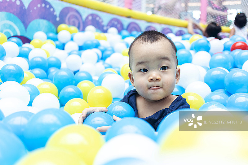 快乐的宝宝在海洋球里玩耍图片素材