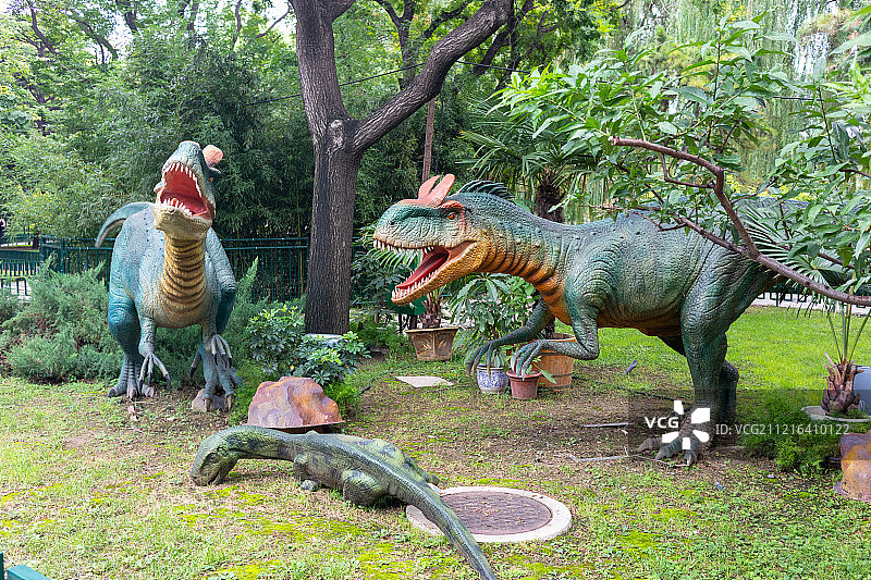 公园里的恐龙模型图片素材