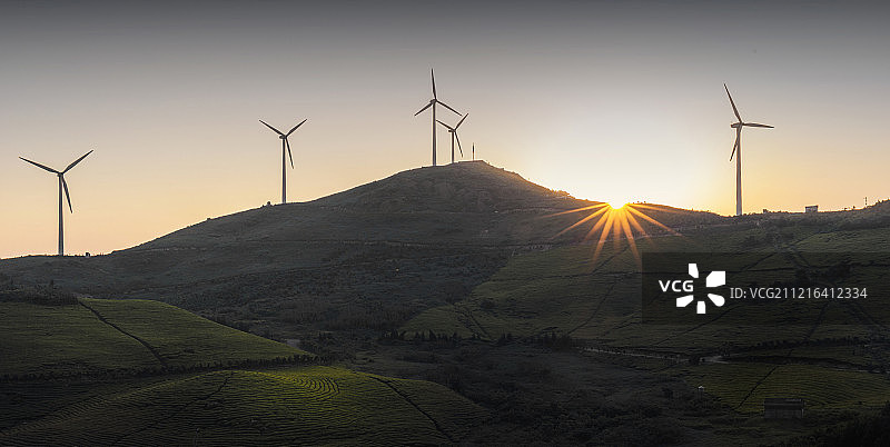 东白山山顶风车日出图片素材