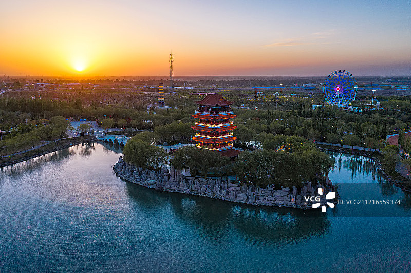 玉门玉泽湖公园落日图片素材