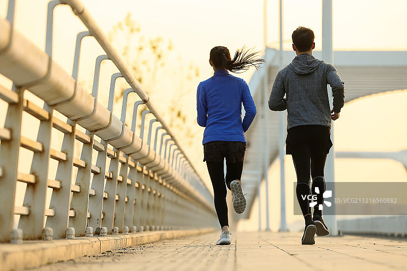 青年情侣户外慢跑图片素材