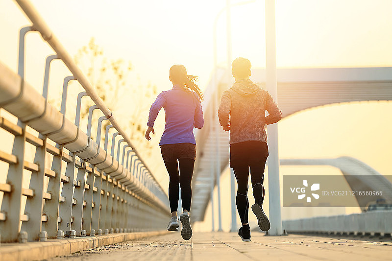 青年情侣户外慢跑图片素材
