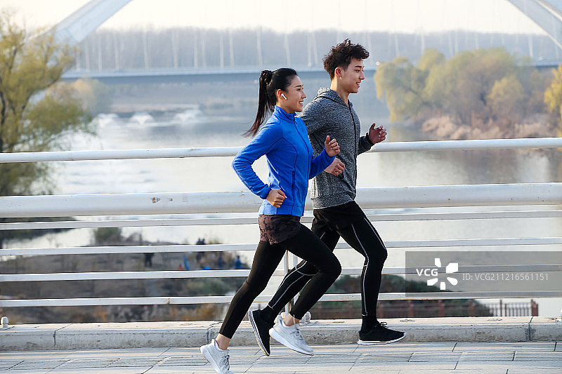 青年情侣户外慢跑图片素材
