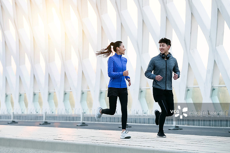 青年情侣户外慢跑图片素材