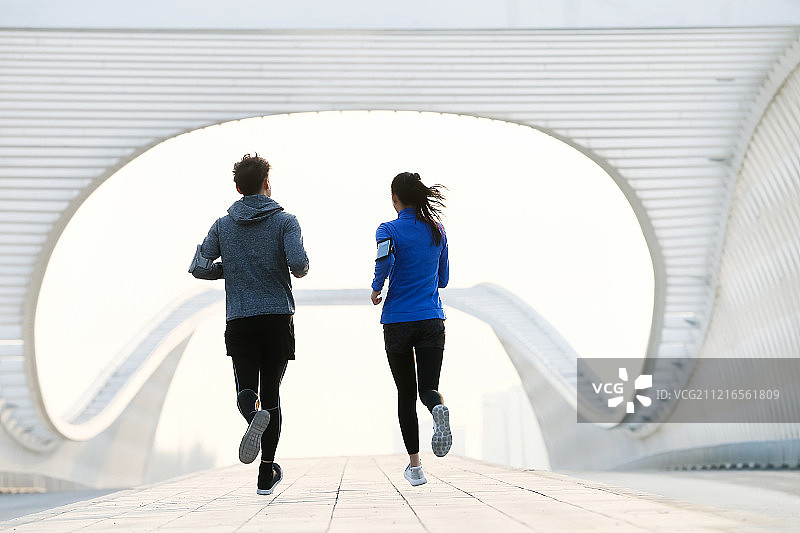 青年情侣户外慢跑图片素材