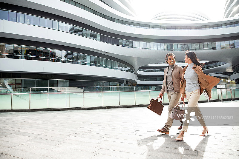 商务人士在户外交谈图片素材